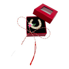 Brosa Martisor in cutiuta cu fereastra, 5×5cm, Potcoava...
