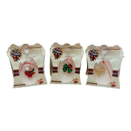 Brosa Martisor ambalata in cutiuta deosebita, modele combinate, 10×8cm, en-gros