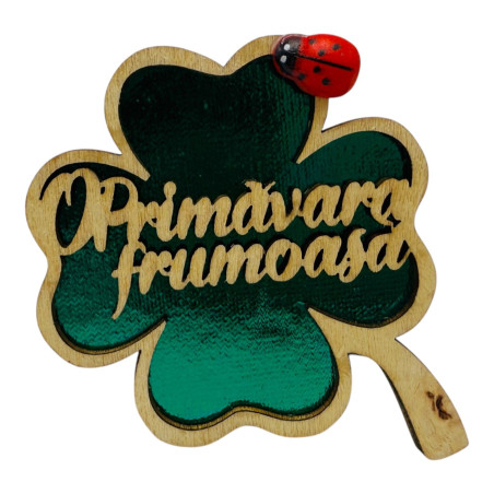 Decoratiune din lemn cu magnet, O PRIMAVARA FRUMOASA, diverse culori, 8×6.5cm, forma de trifoi, en-gros