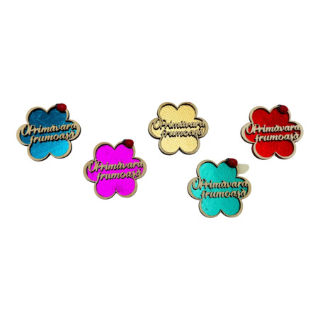 Decoratiune din lemn cu magnet, O PRIMAVARA FRUMOASA, diverse culori, forma de floare 7×7cm, en-gros