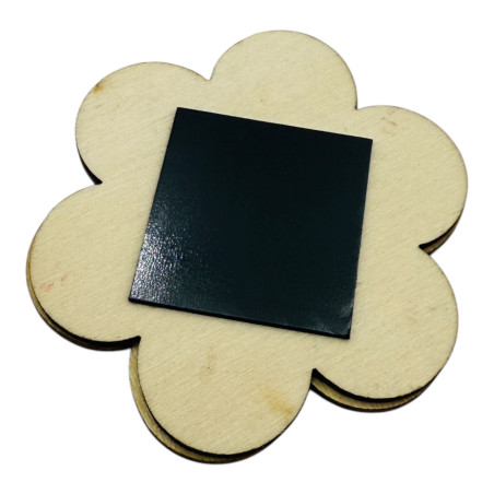 Decoratiune din lemn cu magnet, O PRIMAVARA FRUMOASA, diverse culori, forma de floare 7×7cm, en-gros