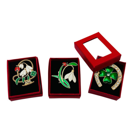 Brosa Martisor marime medie, in cutiuta rosie cu fereastra, 6×4.5cm, modele combinate, en-gros
