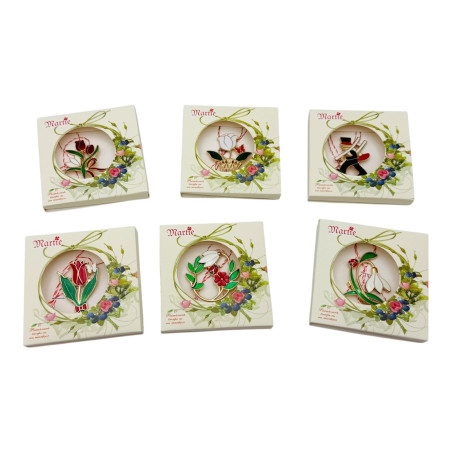 Brosa Martisor marime medie, ambalata in cutiuta deosebita, modele combinate, 8.5×8.5cm, en-gros