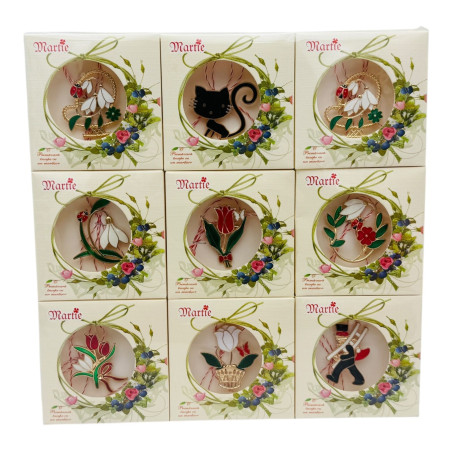 Brosa Martisor marime medie, ambalata in cutiuta deosebita, modele combinate, 8.5×8.5cm, en-gros