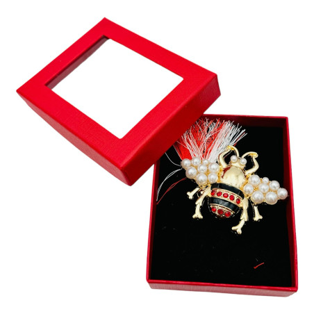 Brosa Albinuta Stilizata, marime mare, ambalata in cutie rosie, 8.5×6.5×2.5cm, en-gros