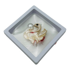 Brosa Martisor, Lebada Deosebita in cutie cu expunere 3D...