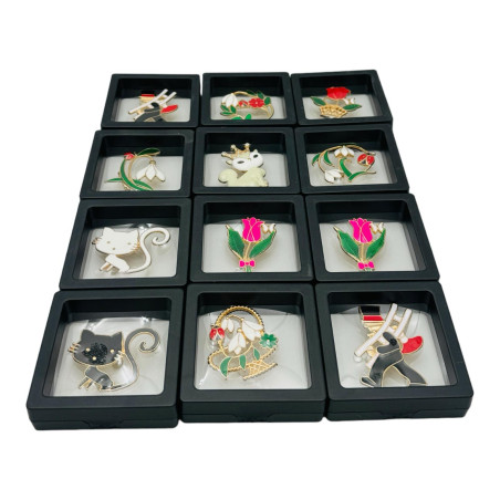 Pachet Avantajos!!! 60 Brose Martisor marime medie, in cutie cu expunere 3D( rosu/alb/negru), 7×7cm, modele combinate, en-gros