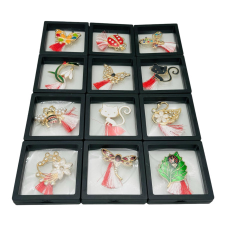 Pachet Avantajos!!! 60 Brose Martisor marime mare, in cutie cu expunere 3D( rosu/alb/negru), 8.5×8.5cm, en-gros