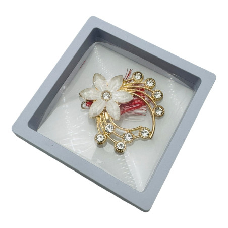 Pachet Avantajos!!! 60 Brose Martisor marime mare, in cutie cu expunere 3D( rosu/alb/negru), 8.5×8.5cm, en-gros