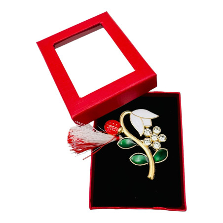 Pachet Avantajos!!! 60Brose Martisor marime mare in cutie rosie cu fereastra, 8.5×6.5cm, modele combinate, en-gros