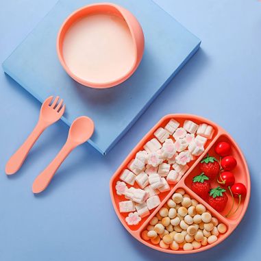 Set 5 piese diversificare bebelusi si copii din silicon Flippy, baveta, farfurie compartimentata cu ventuza, bol cu ventuza, tac