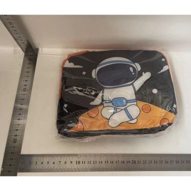 Geanta Termoizolanta pentru Copii, Flippy, 23x13x19 cm, Model Imprimeu Astronaut, din Folie de Aluminiu si Panza Oxford, Negru/P
