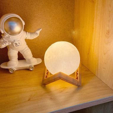 Lampa de veghe luna3D Moon Light, lumina LED alb cald, alimentare baterii, stand din plastic, 18 cm, Flippy