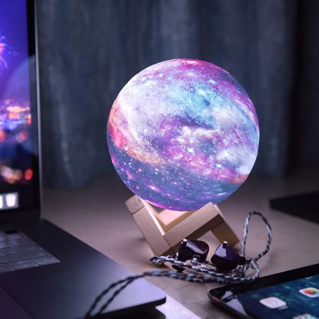 Lampa de veghe cu telecomanda  in forma de luna cu stele 3D Moon Light 7 culori, alimentare baterii, stand din lemn inclus, 15 c