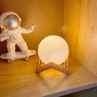 Lampa de veghe in forma de luna 3D Moon Light Alb Rece, alimentare baterii, stand plastic inclus, 8 cm, Flippy