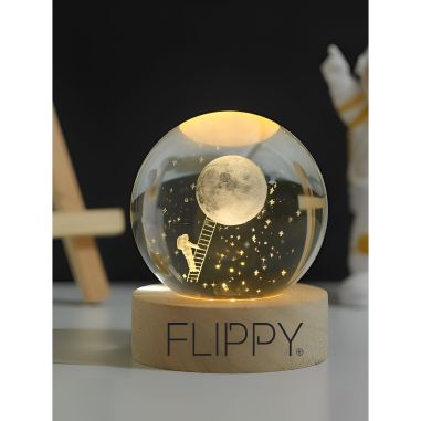 Lampa LED Decorativa, Flippy, cu Bila de Cristal cu Diametru 6cm, Model Astronaut pe Scara catre Luna 3D, Alimentare USB, Suport