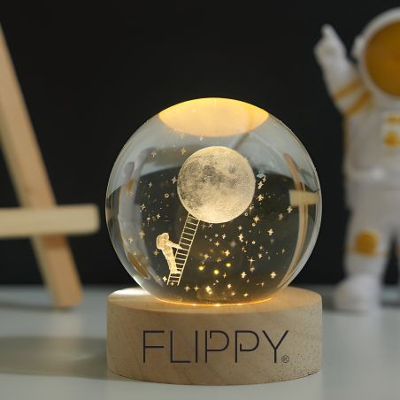Lampa LED Decorativa, Flippy, cu Bila de Cristal cu Diametru 6cm, Model Astronaut pe Scara catre Luna 3D, Alimentare USB, Suport