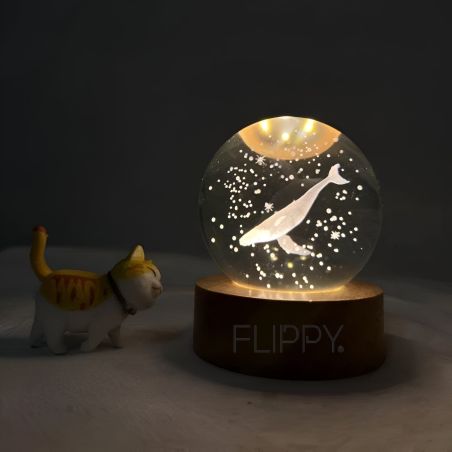 Lampa LED Decorativa, Flippy, cu Bila de Cristal cu Diametru 6cm, Model Balena 3D, Alimentare USB, Suport din Lemn, Lumina Alb C