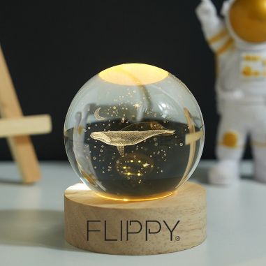 Lampa LED Decorativa, Flippy, cu Bila de Cristal cu Diametru 6cm, Model Balena 3D, Alimentare USB, Suport din Lemn, Lumina Alb C