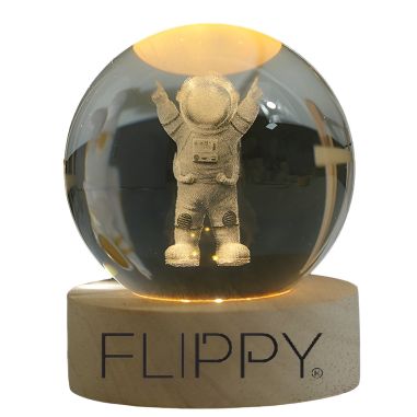 Lampa LED Decorativa, Flippy, cu Bila de Cristal cu Diametru 6cm, Model Astronaut 3D, Alimentare USB, Suport din Lemn, Lumina Al