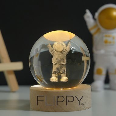 Lampa LED Decorativa, Flippy, cu Bila de Cristal cu Diametru 6cm, Model Astronaut 3D, Alimentare USB, Suport din Lemn, Lumina Al