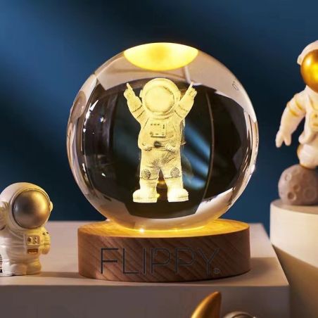 Lampa LED Decorativa, Flippy, cu Bila de Cristal cu Diametru 6cm, Model Astronaut 3D, Alimentare USB, Suport din Lemn, Lumina Al