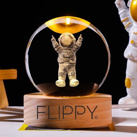 Lampa LED Decorativa, Flippy, cu Bila de Cristal cu Diametru 6cm, Model Astronaut 3D, Alimentare USB, Suport din Lemn, Lumina Al