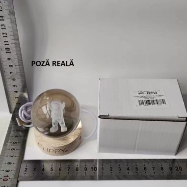Lampa LED Decorativa, Flippy, cu Bila de Cristal cu Diametru 6cm, Model Astronaut 3D, Alimentare USB, Suport din Lemn, Lumina Al